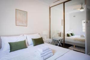 Ένα ή περισσότερα κρεβάτια σε δωμάτιο στο Glebe Pet Friendly 2BR Sunny House with Yard & Parking