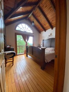 เตียงในห้องที่ Cabin El Mirador Mazamitla Jalisco Mexico