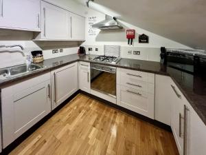 Kuchyň nebo kuchyňský kout v ubytování Rosie Cottage