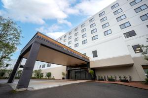 Un edificio de hotel con un cartel que dice Hampton Inn. en The Pulse Kirishima- Opening in 16th Aug 2025, en Kirishima