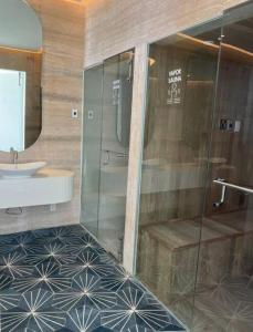 a bathroom with a glass shower and a sink at Marítima Playa Flamingos Renting 5i Richards in Bucerías