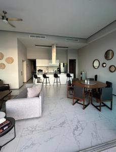 a living room with a couch and a table at Marítima Playa Flamingos Renting 5i Richards in Bucerías