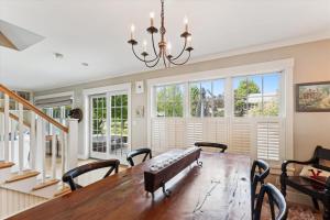 une salle à manger avec une table et des chaises en bois dans l'établissement Landmark Meadows, à Stowe Fork 22 autres photos