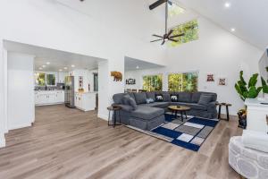Χώρος καθιστικού στο A Modern Hideaway - with hot tub, game room, and more