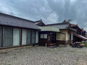 長門市にあるNico Lodge 長門の前のベンチ付き家
