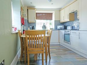 Dapur atau dapur kecil di Sail Loft Apartment