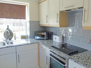 Dapur atau dapur kecil di Sail Loft Apartment