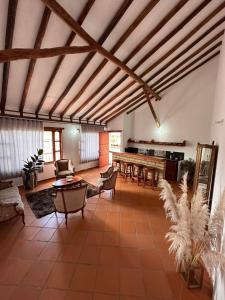 Una gran sala de estar con techo de madera. en LeyvaYork Apartasuites, en Villa de Leyva