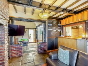 O bucătărie sau chicinetă la The Cottage-Uk37339