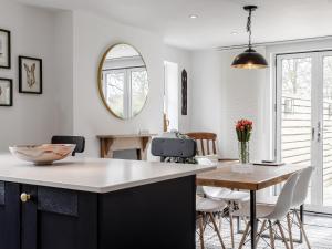 Gambar di galeri bagi Spinney Cottage di Woodford +27 gambar