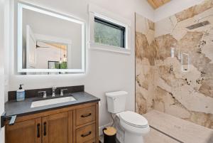 Koupelna v ubytování La Casita Little Sebago Lake with hot tub! + 27 fotografií