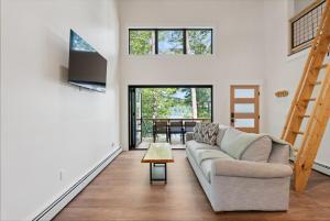 TV a/nebo společenská místnost v ubytování La Casita Little Sebago Lake with hot tub!