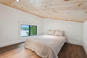 Postel nebo postele na pokoji v ubytování La Casita Little Sebago Lake with hot tub!