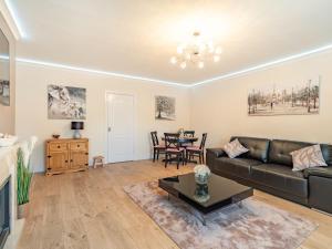 ein Wohnzimmer mit Sofa und Tisch in der Unterkunft Squirrel Cottage - Uk37886 in Stanhope