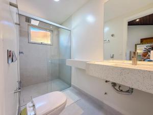 Casa Paraíso في بوزيوس: حمام ابيض مع مرحاض ودش +31 صورة