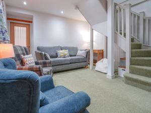 een woonkamer met twee banken en een trap bij Walnut Cottage - Uk43995 in Fairfield