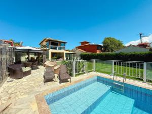 Casa Paraíso في بوزيوس: مسبح وكراسي ومنزل