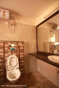 Goa Fiesta في آربورا: حمام مع مرحاض ومغسلة