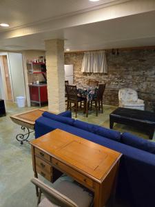 ミルウォーキーにあるCozy Studio on the fashionable East Sideの青いソファとテーブルのあるリビングルーム