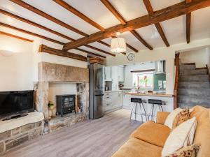 un salon avec un canapé et une cheminée dans l'établissement Halcyon Cottage, à Deepcar