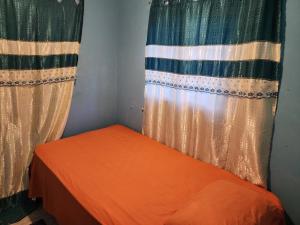 Ένα ή περισσότερα κρεβάτια σε δωμάτιο στο Val's House with private parking