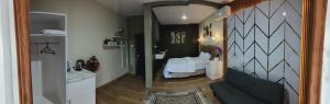 a room with a bedroom with a bed and a mirror at Pondok Indah Teluk Asmara in Roworante