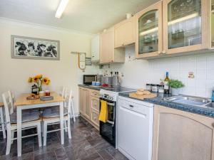 A kitchen or kitchenette at Kate's Cottage