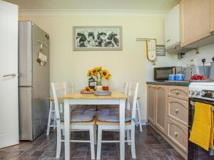 A kitchen or kitchenette at Kate's Cottage