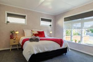 une chambre avec un lit avec deux serviettes dessus dans l'établissement Cute on Konene - Quiet & Central Family ready, à Rotorua