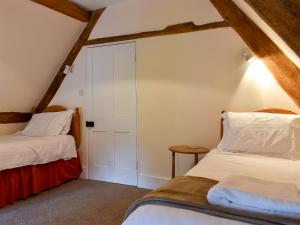 Wootton Glanville丘吉尔乡村别墅的阁楼里有两张床的卧室