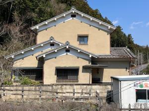 a house on a hill with a fence in front of it at 宿坊宝塔寺蓮Ren一棟貸 in Yoshino