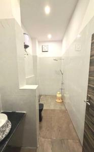 Un baño con ducha, inodoro y lavabo. en Haveli near the lake, en Udaipur