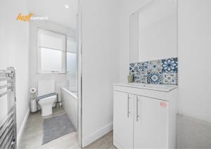 Et badeværelse på 2 Bed Sleeps 4 with Private Parking in Airdrie + 27 billeder