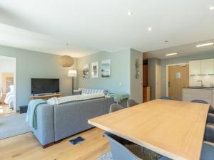 a living room with a couch and a table at Superbe 4 pièces moyen pour 6 pers. avec piscine, spa, fitness, parking couvert, ski aux pieds - FR-1-352-68 in Arc 1800