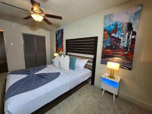 a bedroom with a bed and a ceiling fan at Stylish Galleria Condo 2BR 2BA Saltwater Pool Marquee Uptown in Houston +34 photos