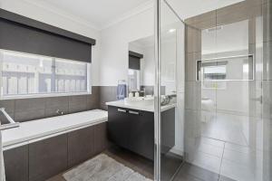 Un baño de Space, Style & Serenity 6 fotos más