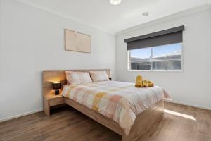 Una cama o camas en una habitación de Space, Style & Serenity