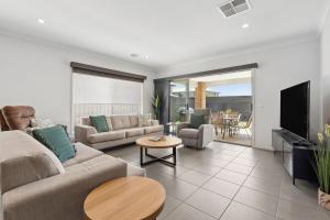 Una televisión o centro de entretenimiento en Space, Style & Serenity