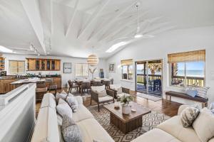 Posezení v ubytování Oceanfront Steps to Sand Deck & Pets Welcome