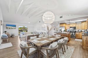 Kuchyň nebo kuchyňský kout v ubytování Oceanfront Steps to Sand Deck & Pets Welcome