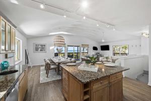 Kuchyň nebo kuchyňský kout v ubytování Oceanfront Steps to Sand Deck & Pets Welcome + 58 fotografií