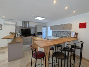 Η κουζίνα ή μικρή κουζίνα στο Gîte Climatisé avec Jardin à Tavers - FR-1-590-582
