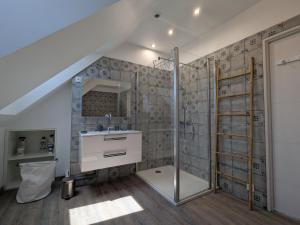 Ένα μπάνιο στο Gîte Climatisé avec Jardin à Tavers - FR-1-590-582 +22 φωτογραφίες