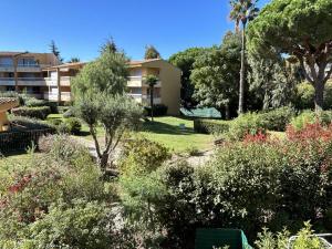 Blick auf einen Park mit Bäumen und Sträuchern in der Unterkunft Studio rénové pour 2 personnes au Lavandou avec parking - FR-1-251-871 in Le Lavandou