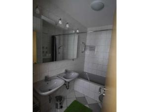 un bagno con due lavandini e uno specchio di Holiday apartment with 4 bedrooms a Garmisch