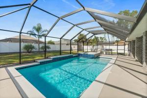 Πισίνα στο ή κοντά στο Luxury Heated Pool & Spa Fenced Yard & Beach Gear