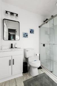 łazienka z toaletą i przeszklonym prysznicem w obiekcie Orange Pit - 3BD 2BA Luxury Retreat - West Cola w mieście West Columbia +25 zdjęć