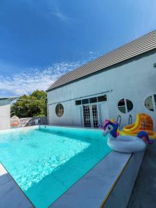 basen z makaronem przed domem w obiekcie Windy Pool Villa Pattaya 3 King size bedrooms w mieście Bang Lamung