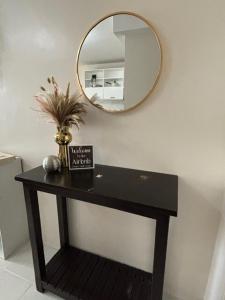 czarny stół z lustrem na ścianie w obiekcie Dainty Den LF508 - Comfy & Chic Home beside Enchanted Kingdom w mieście Santa Rosa +18 zdjęć