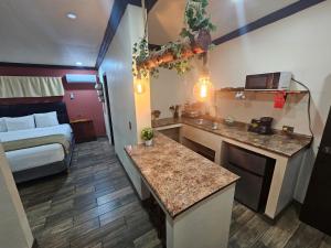 Giường trong phòng chung tại Hotel Cadillac